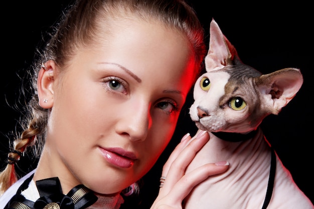 Mujer con gato sphynx