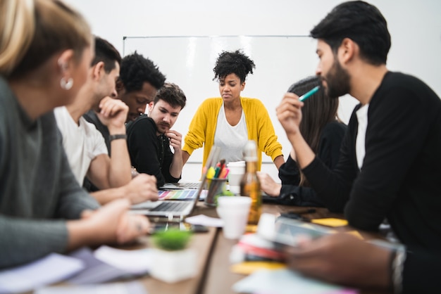 Mujer gerente dirigiendo una reunión de intercambio de ideas