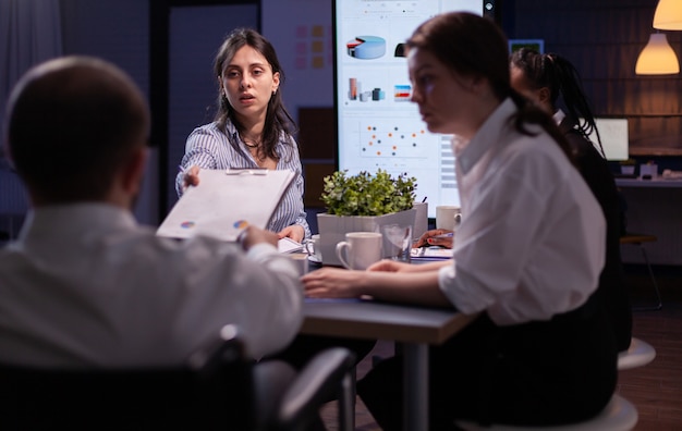 Foto gratuita mujer gerente ejecutiva explicando las estadísticas de gestión trabajando en la estrategia de la empresa horas extraordinarias en la sala de reuniones de la oficina