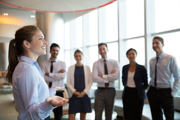 Mujer Gerente Ejecutivo y Equipo