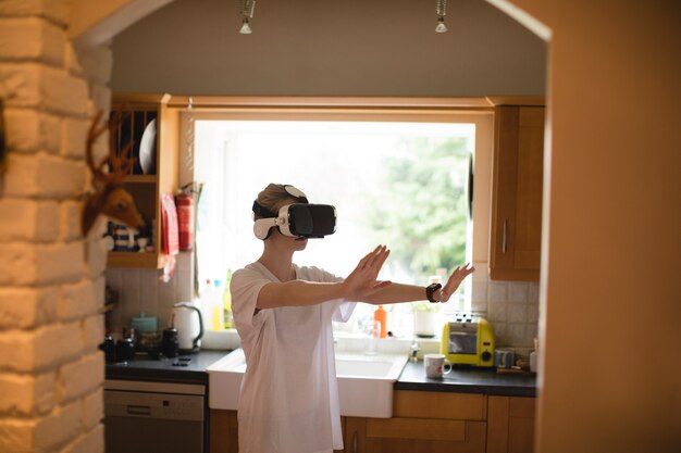 Mujer gesticulando mientras usa casco de realidad virtual