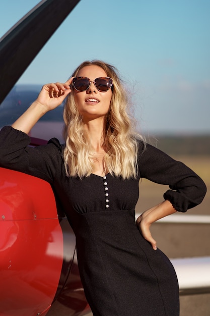 Mujer glamorosa posando en avión