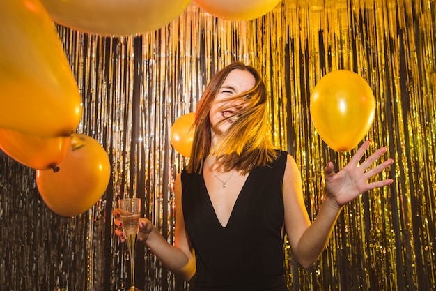 Foto gratuita mujer con globos en celebraciones de año nuevo