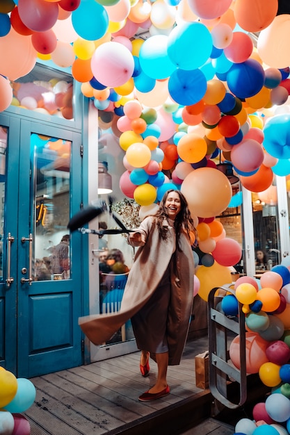 Foto gratuita mujer con globos de colores