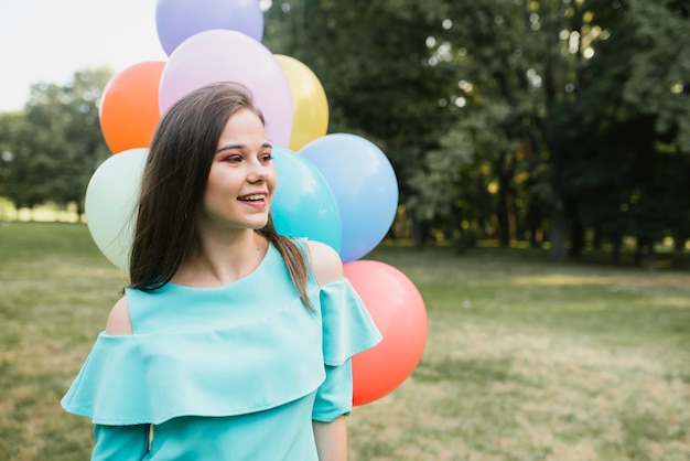 Mujer con globos mirando a otro lado