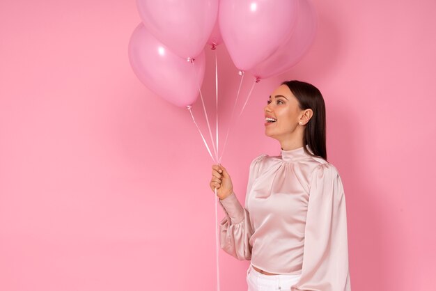 Foto gratuita mujer con globos de san valentín