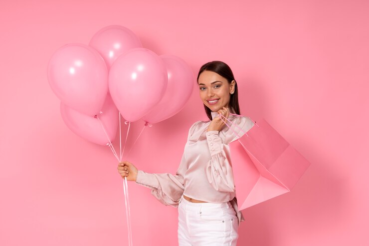 Foto gratuito mujer con globos de san valentín