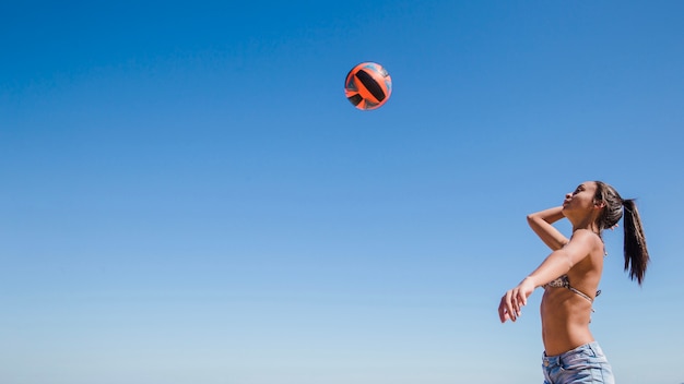 Foto gratuita mujer golpeando balonvolea