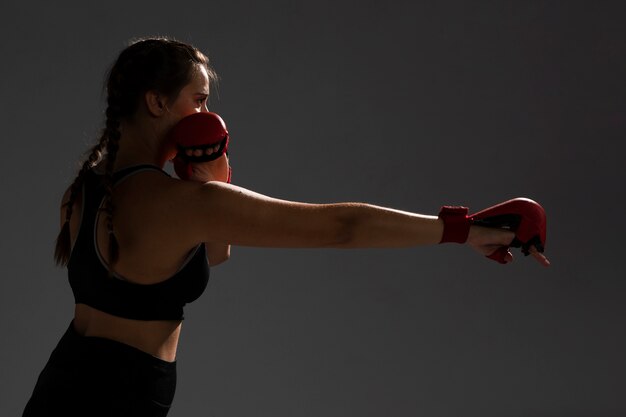 Mujer golpeando con guantes de box