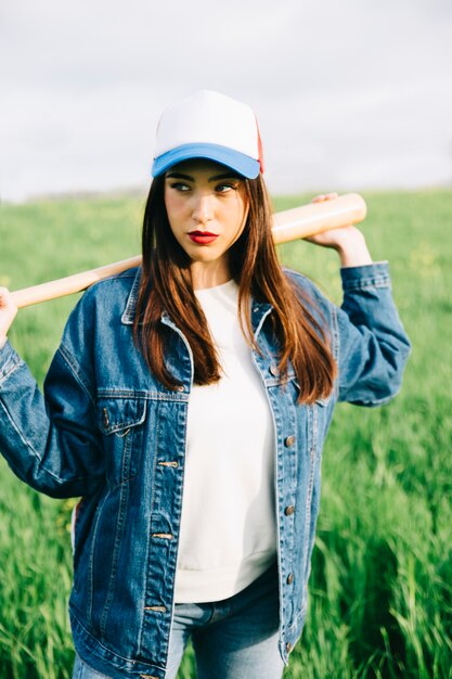 Mujer con gorra de color