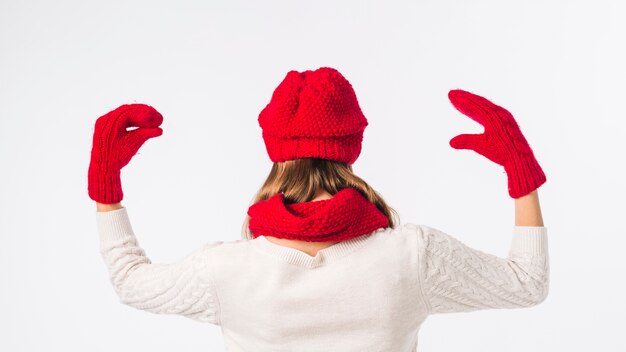 Mujer con gorra roja con títeres de guante.