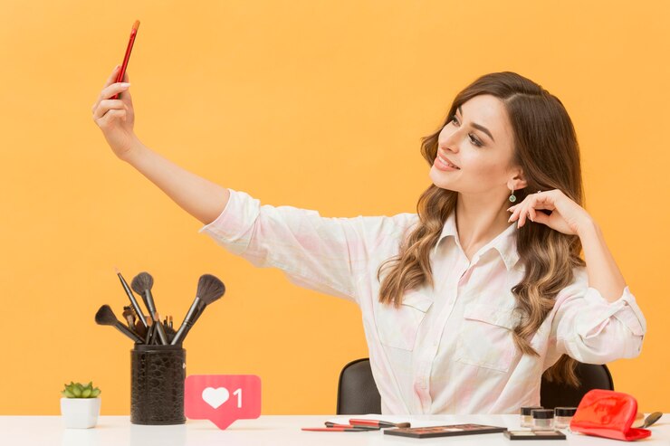 Foto gratuito mujer grabando a sí misma con teléfono móvil