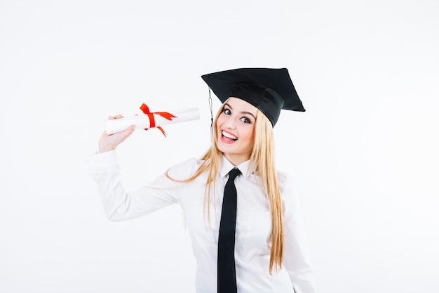 Mujer graduada alegre con diploma