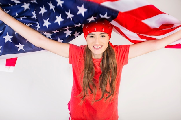 Mujer con gran bandera americana