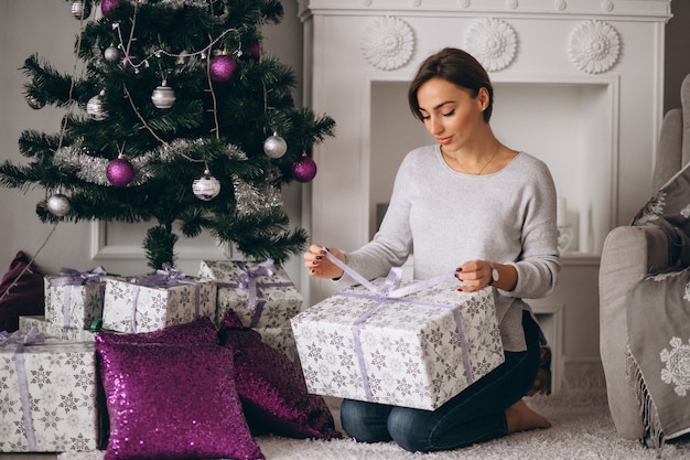 Mujer con grandes regalos de navidad