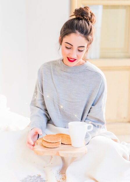 Mujer en gris sentado con galletas