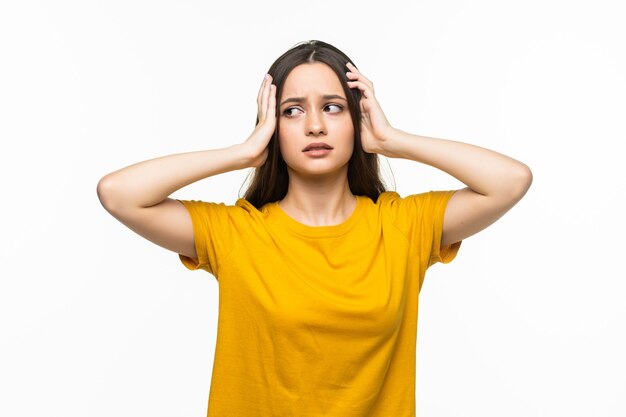 Foto gratuita mujer gritando feliz emocionada sorprendida sorprendida al ganar con expresión de cara alegre divertida