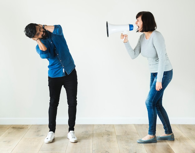 Foto gratuita mujer gritando a un hombre por megáfono