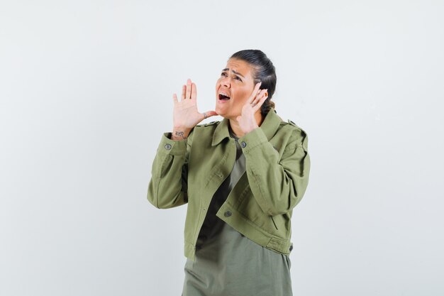 mujer gritando o anunciando algo en chaqueta, camiseta