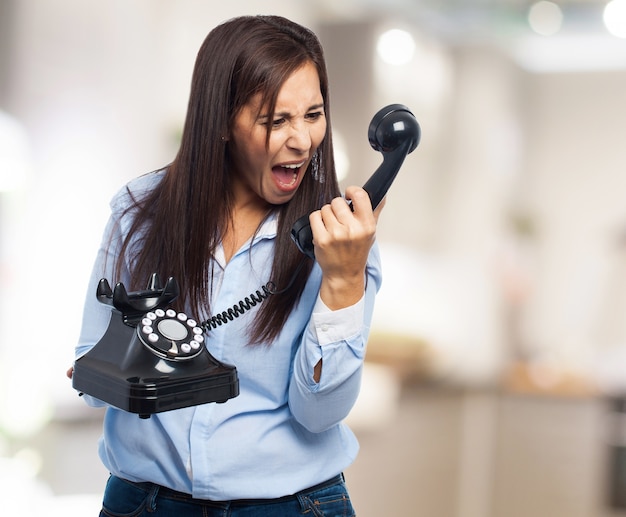 Foto gratuita mujer gritándole al teléfono