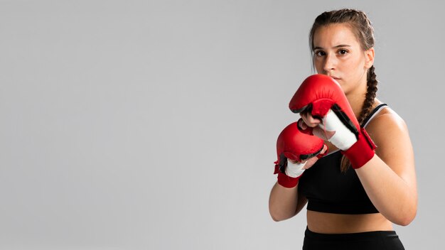 Mujer con guantes de box con copia espacio de fondo