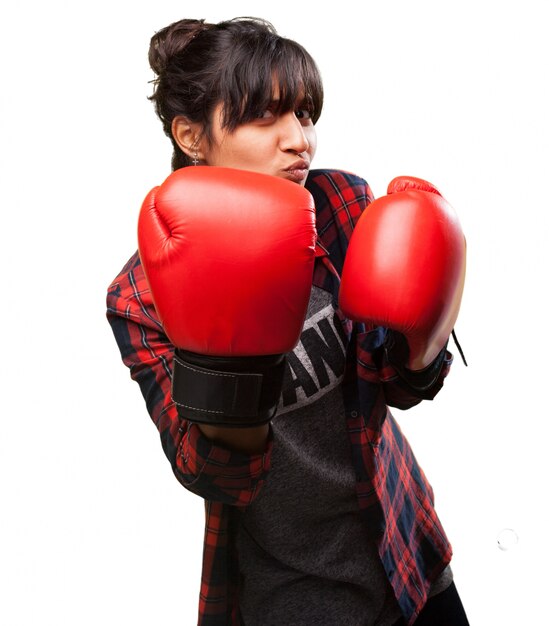 Mujer con guantes de boxeo