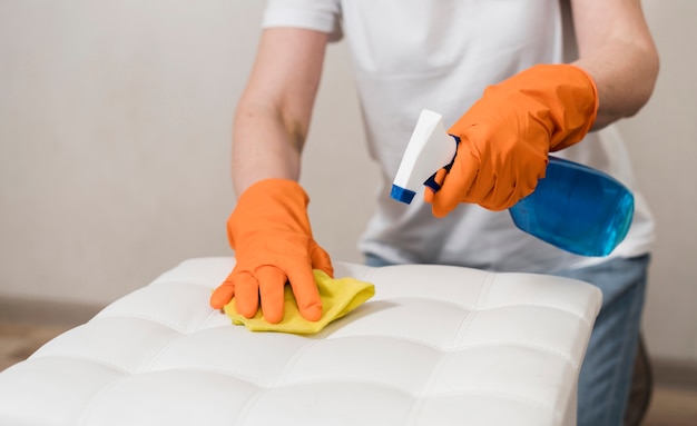 Mujer con guantes de goma de limpieza