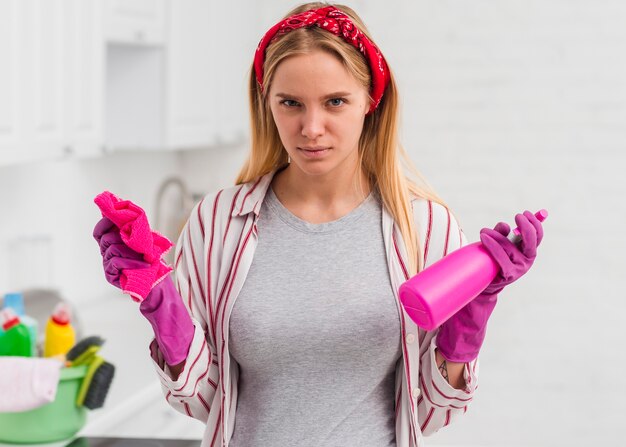 Mujer con guantes haciendo trabajo de casa