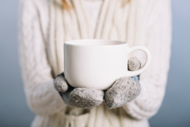 Mujer, en, guantes, tenencia, taza