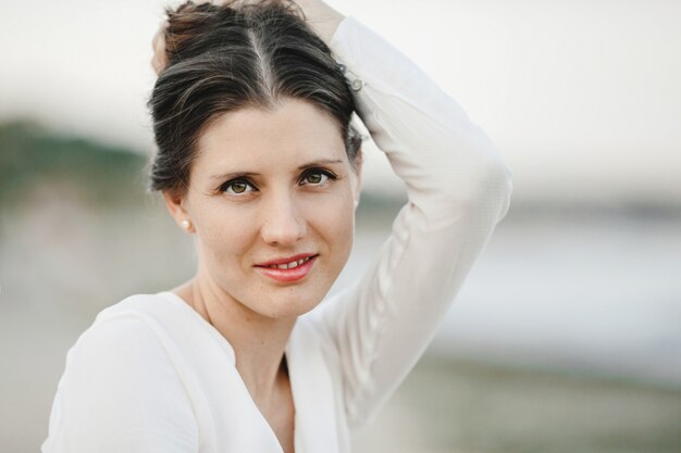 Mujer guarda para su cabello