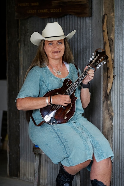 Mujer con guitarra preparándose para concierto de música country