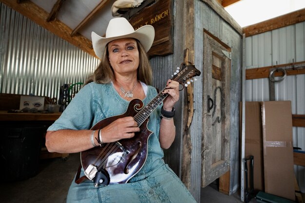 Mujer con guitarra preparándose para concierto de música country