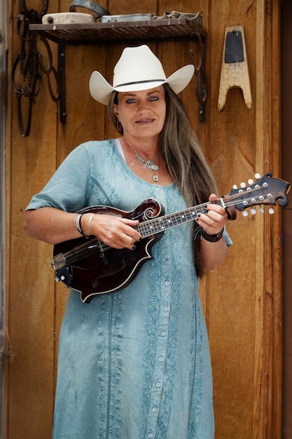 Mujer con guitarra preparándose para concierto de música country