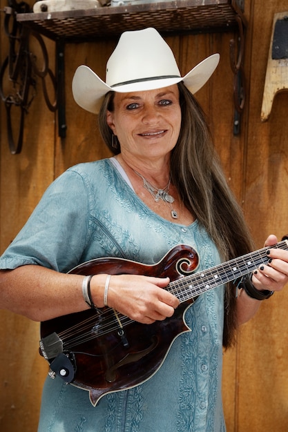 Mujer con guitarra preparándose para concierto de música country