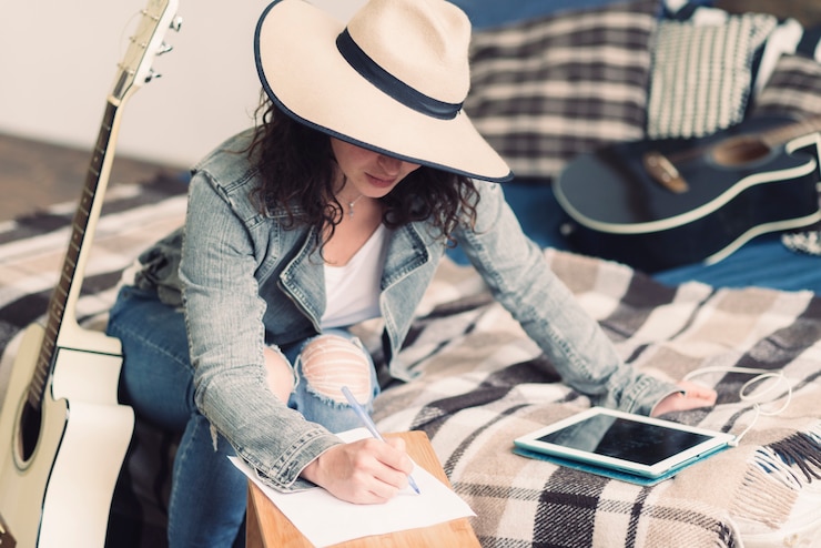 Foto gratuito mujer con guitarra y tablet