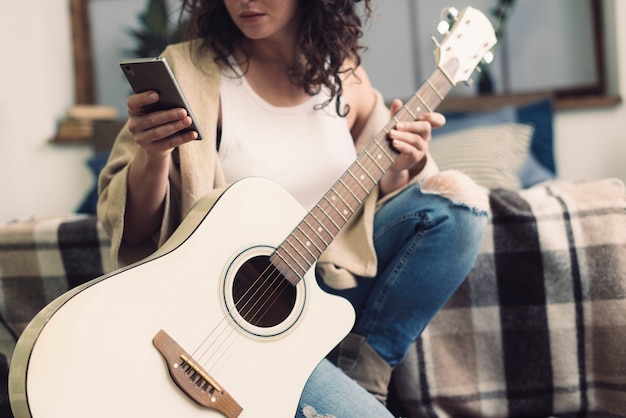 Foto gratuita mujer con guitarra