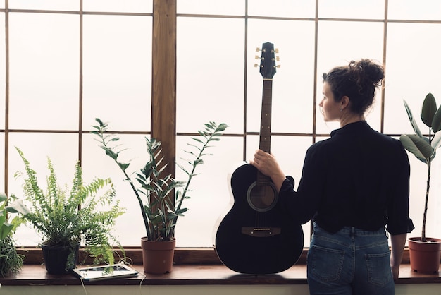 Mujer con guitarra