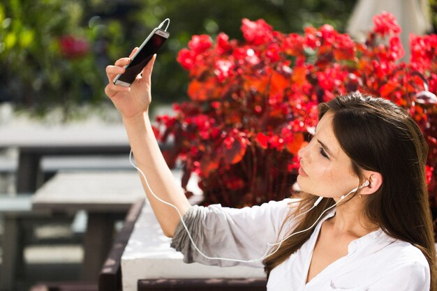 Mujer habla a través de auriculares en el teléfono