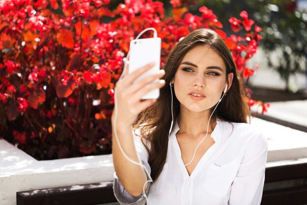 Mujer habla a través de auriculares en el teléfono