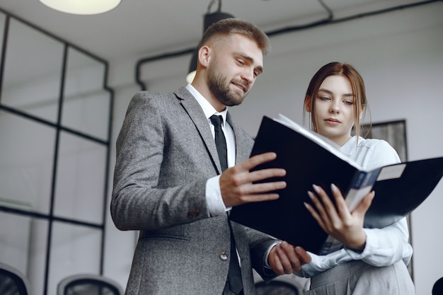 Foto gratuita mujer hablando con el director. hombre de negocios con documentos. colegas trabajan juntos