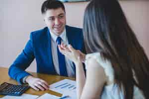 Foto gratuita mujer hablando a hombre de negocios