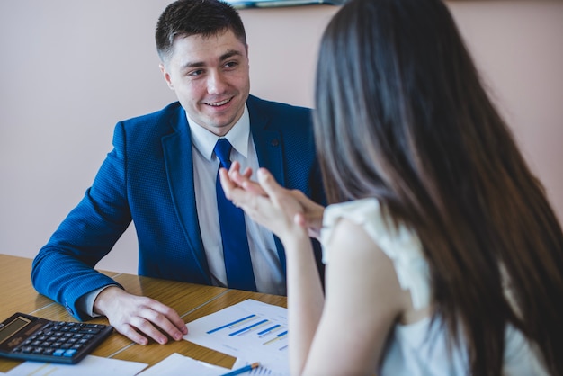 Mujer hablando a hombre de negocios