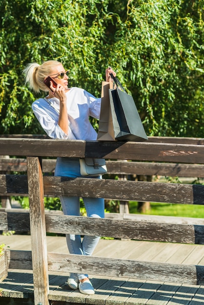 Mujer hablando smartphone en pasarela