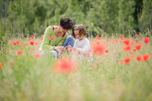 Mujer hablando sobre flores a su hija