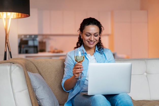 Foto gratuita mujer hablando con su amante de larga distancia