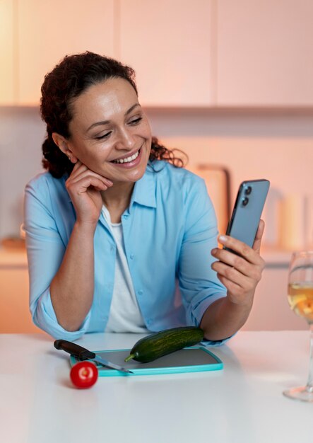 Mujer hablando con su amante de larga distancia