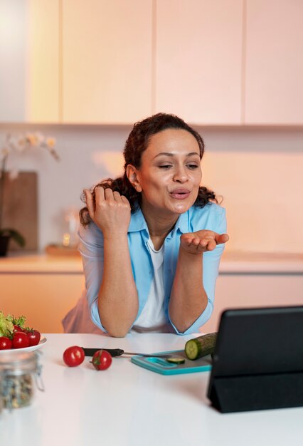 Mujer hablando con su amante de larga distancia