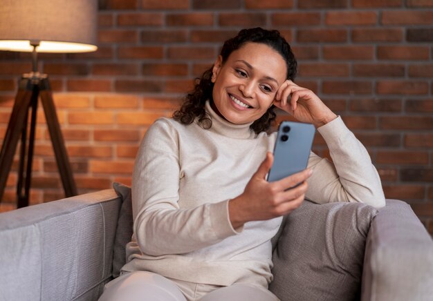 Foto gratuita mujer hablando con su amante de larga distancia