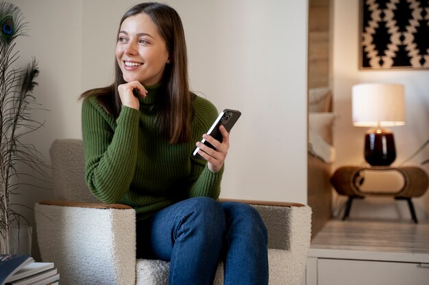 Mujer hablando por su teléfono inteligente con la función de manos libres