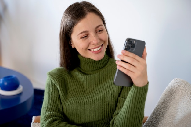 Mujer hablando por su teléfono inteligente con la función de manos libres